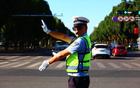 足球赛落幕，交警的“加时赛”还在继续——伊宁交管护航2026“同心杯”常规赛收官
